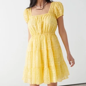 Gul somrig klänning - Säljer den här gula klänningen från other stories. Den passar perfekt till midsommar. Sitter bra på och är inte genomskinlig. 