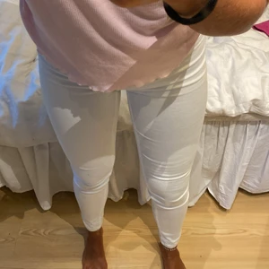 VITA JEANS Gina tricot  - Ett par supersköna vita jeans, perfekt till sommaren! Säljer då de ej kommer till användning av mig då jag har två par. De är väldigt stretchiga och i bra skick 🤩 (pris + eventuell frakt)