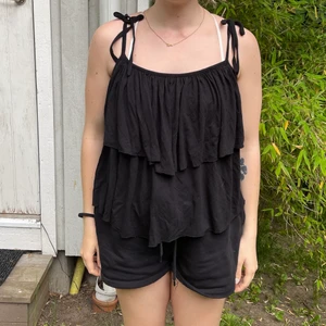 Svart volanglinne - Linne med reglerbara knytband, strl S. Jag är 163cm lång 