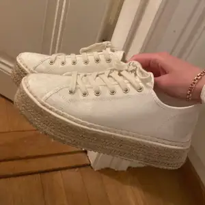 Nya vita tygskor med platåsula. Använda 2 gånger, köpte i år. Säljer då jag inte använder dem och har så många skor redan!😊 