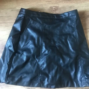 Fake skinn kjol - Kjolen är köpt på H&M förra året, aldrig andvänd den har bara legat i lådan tyvärr. Dem är veganskt alltså inte äkta skinn.