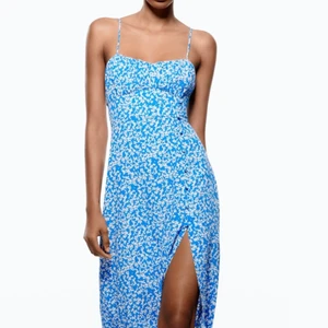 Sommarklänning från Zara - Säljer denna populära klänningen från Zara som passar perfekt till midsommar🌸, den är slutsåld på hemsidan! Storlek L men den är liten i storleken! Endast testad så den är som ny, säljer då den inte passar mig tyvärr! Köparen står för frakt!