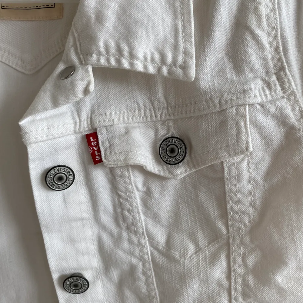 En vit Levis jacka som är perfekt till vår och sommar. Använt flitigt men är fortfarande i bra skick🤍 kontakta privat om frågor eller fler bilder ☺️. Jackor.