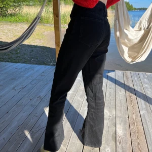 Sandro jeans som passar till allt i flare  - Supersnygga jeans från Sandro. Köptes för ca 3 år sen och knappt använda eftersom de är förstora. Lite flare modell med hög midja i riktigt jeans tyg. Är i strl 25 men jag skulle säga att det är 27 Köptes för ca 2100 men säljer för 1000💕
