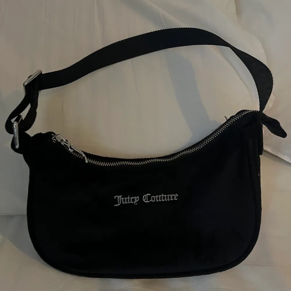 juicy couture terry-cloth (same material as tracksuit) shoulder bag from urban outfitters, perfect condition.. Väskor.