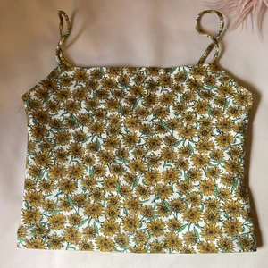 Linne - Ett jättefint linne med massa solrosor på säljer pga att det inte används det är i storlek xs, säljer för 40kr plus frakt på 39kr alltså 79kr sammanlagt💗