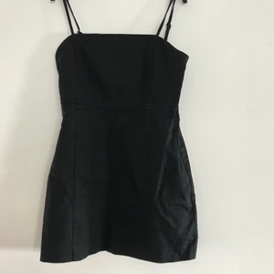 Monki svart klänning M - Kort, svart klänning från monki! Köpt secondhand men aldrig använd av mig. Bra skick. Köparen står för frakten.