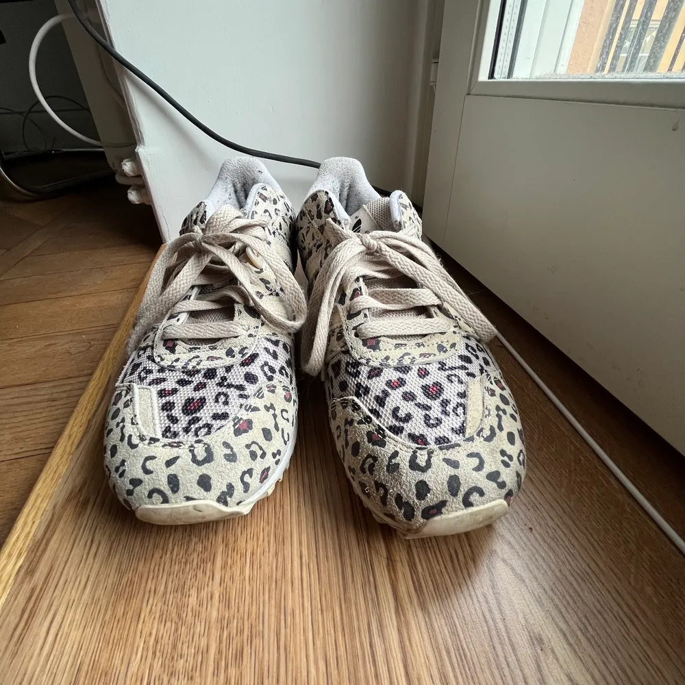 Ännu ett par sneakers som jag inte använder men som är otroooliga. Väldigt sköna att gå i! . Skor.