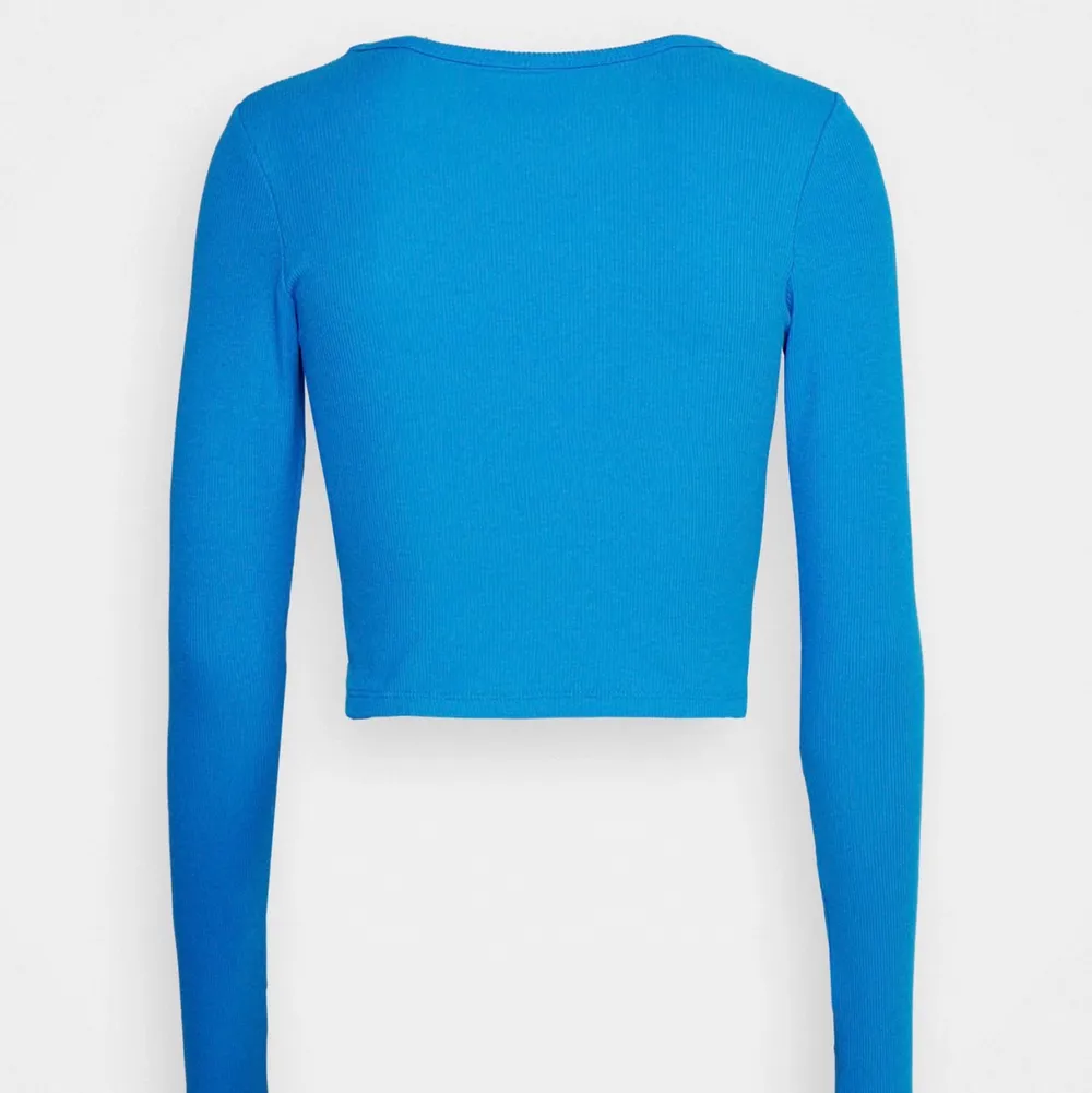 Säljer denna jättefina blåa tröja från jjxx har aldrig använt den jätte fin till sommaren💘 De är storlek M men denna tröja är liten i storlek så den passar s/xs💘 köparen står för frakt . Tröjor & Koftor.