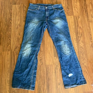 Levis Jeans - Skitsnygga Levis bootcut jeans 512, för långa för mig o säljer därför, har en liten blekningsfläck längst ned som syns. Buda o fråga på!