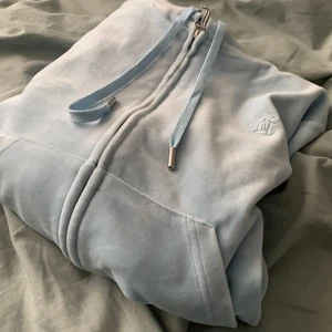 Juicy couture hoodie powder blue - En juicy hoodie i färgen powder blue. Storlek L men den sitter jätte bra på mig och jag är en XS 🤨 Buda gärna, men den är ny på mitt utropspris blir 850 kr kan diskutera pris. 💕