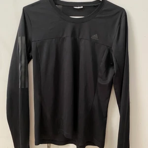 Adidas tröja  - Träningströja från Adidas i nyskick. Storlek S