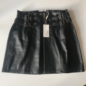 Kjol i läderimitation 36 - Oanvänd kjol från Nelly  Storlek 36