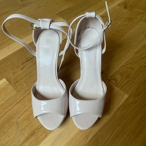 Klacka sko - Höga klackar sko. Dom är storlek 36 men passa 37 också.