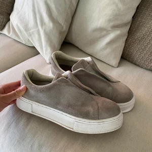 Eytys Doja S-O - Riktigt snygga snekers från Eytys i fin grå färg! 👟 Varsamt använda, rengjorda och impregnerade! Storlek 40. 🌸 Nypris är 1800kr 