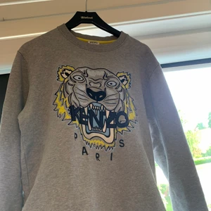 Kenzo sweatshirt  - Säljer min kenzo tröja som är i fint skick. Köpt på NK för ca 2 årsen för 2000. Inte använt särkilt mycket. Priset ingår i frakten🥰