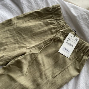 Gröna linnebyxor - Super fina linnebyxor från zara som är helt slutsålda på hemsidan!    Frakt tillkommer🌸🌸🌸🌸