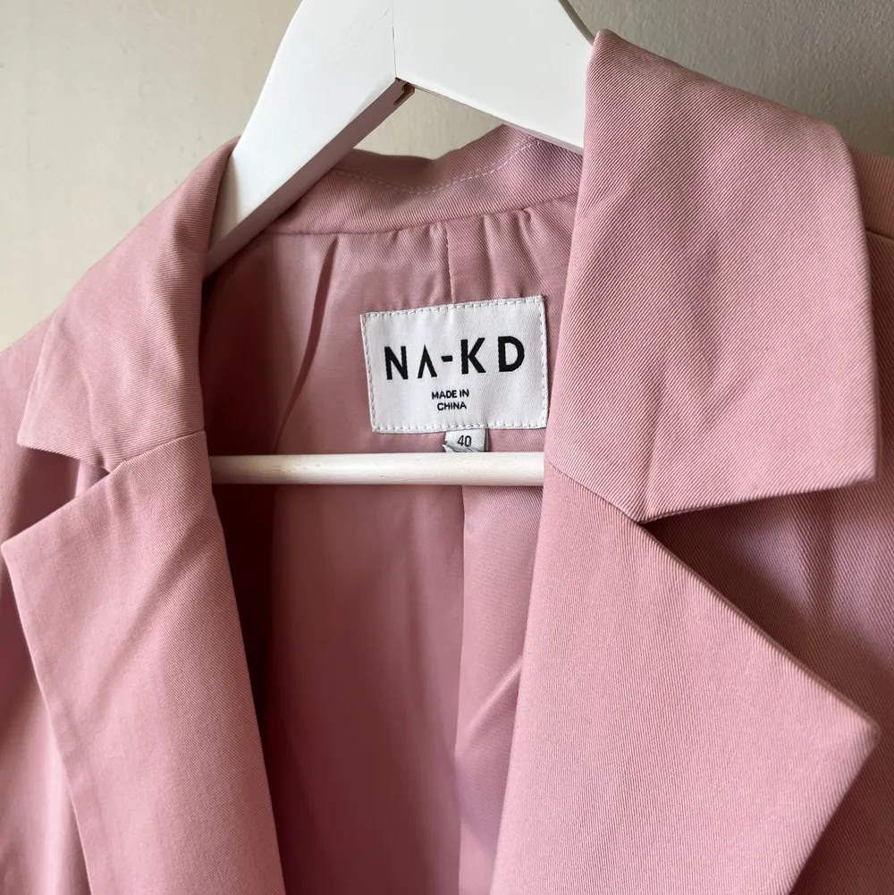 Säljer min rosa kavaj från NA-KD då jag aldrig använt den! Den är i storlek 42! 💖🤍 nypris var 499kr. Kostymer.