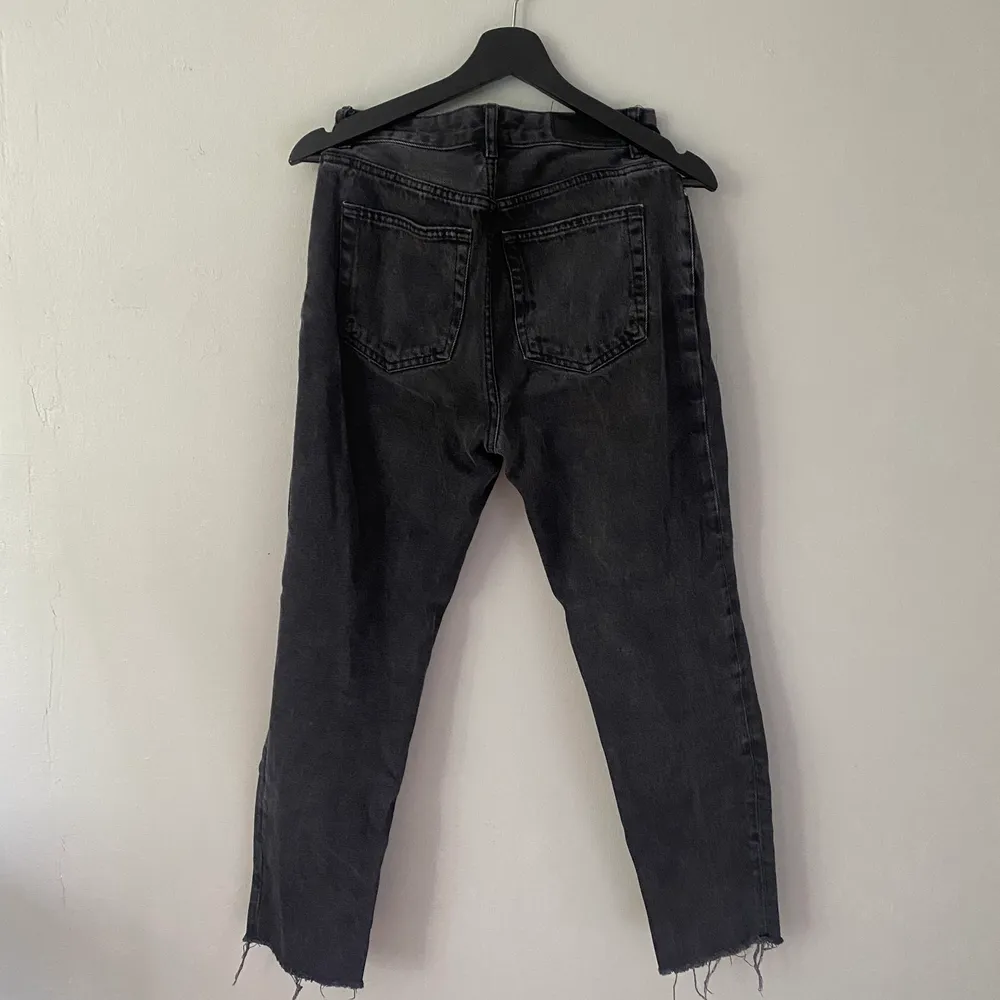 Svarta Jeans från BikBok, storlek S, ingen dragkedja utan knappar hela gylfen, sällan använda🤍  - Frakt tillkommer om plagget behöver postas -. Jeans & Byxor.