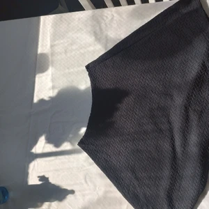 Tjol med mösntrat tyg - Svart tjol med stretsh tyg och mönster