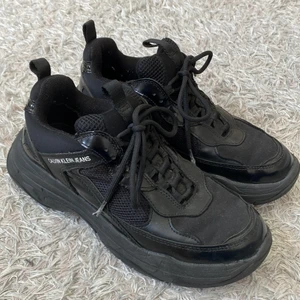 Calvin Klein sneakers  - Svarta Calvin Klein sneakers. Använda ett fåtal gånger och är i fint skick! Nypris är ca 1 400kr.
