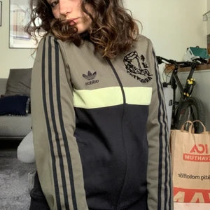 Snygg adidas tröja - Adidas tröja med ”Judo Club” tryck som knte kommer till användning. Fint skick! Kan mötas upp i Göteborg annars står köparen för frakt 🚚 