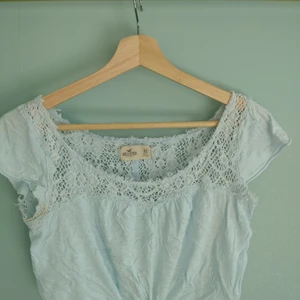 Croptop - Topp m s spetstyg I ryggen