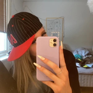 Röd svart keps❤️ - As cool svart och röd keps! Perfekt för sommaren!