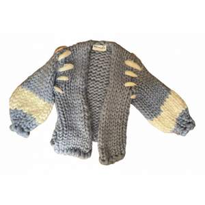 Magisk chunky knit från Hope Macaulay, handgjord på Nordirland! Köpte den på Vestiaire där också bilderna är ifrån. Tyvärr är den lite för stor och chunky på mig och därför säljer jag den vidare 💘 Frakt tillkommer! 