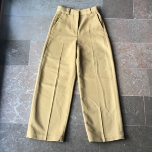 Högmidjade byxor - Jättefina högmidjade byxor. Dessa är aldrig använda så i perfekt skick. Byxorna är en blandning av en kostymbyxa och ett par högmidjade. 