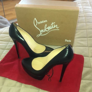 Louboutin  - Hej säljer mina fina loboutins använda endast en gång pris 2500