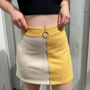 Zara Kjol S - Kjol köpt på Zara för ett par år sedan i mockaimmitation. Storlek S, skulle även passa M.