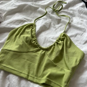 Grön topp  - Jätte fin grön topp som jag köpte förra sommaren här på Plick❤️KÖP INTE GENOM APPENS FUNKTION TAR BARA SWISH!!