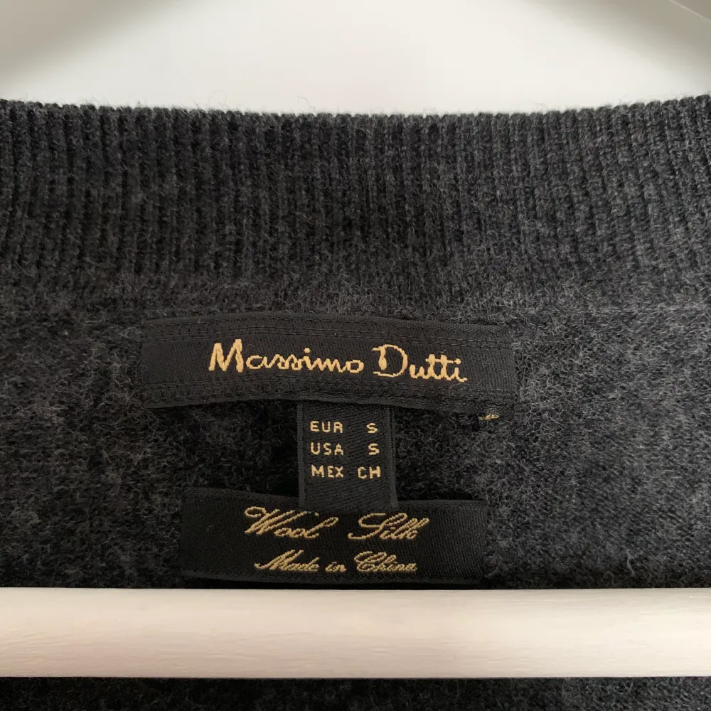 Finstickad pullover. Mörkgrå och perfekt att ha som pullover till sommaren. Fint skick, har ett litet hål, men märks inte av. . Paidat.