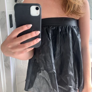 Skinn kjol  - As ball och snygg skin kjol som kan användas både som kjol och topp! Aldrig använd.💞