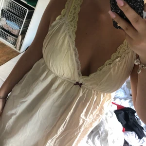 Odd molly nattlinne 🪷💐 - Odd Molly nattlinne, kan även användas som en klänning om man vill. Jättefint med en stickad tröja över🌸 Storlek 4 så en L men skulle säga att det är en M💐 Nästan aldrig använd så jättefint skick ⚡️ 250kr 💓 kom gärna med egna prisförslag 