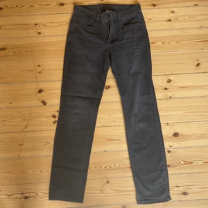 Jeans från Mac. - Gråa Jeans från Mac. Aldrig använda. Modellen heter ”Dream Jeans” och har raka ben. Mycket stretch och supersköna att ha på sig. Nypris 1199kr. Mitt pris 400kr + frakt. Storlek 36/30.