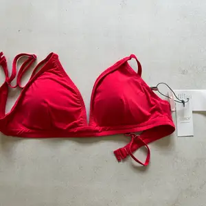 Röd bikinitopp från ONLY Storlek 40 Helt ny