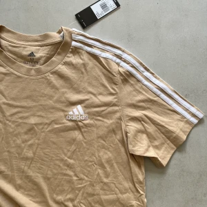 Tröja från Adidas, storlek S - Tröja från Adidas, storlek M Storlek M Helt ny