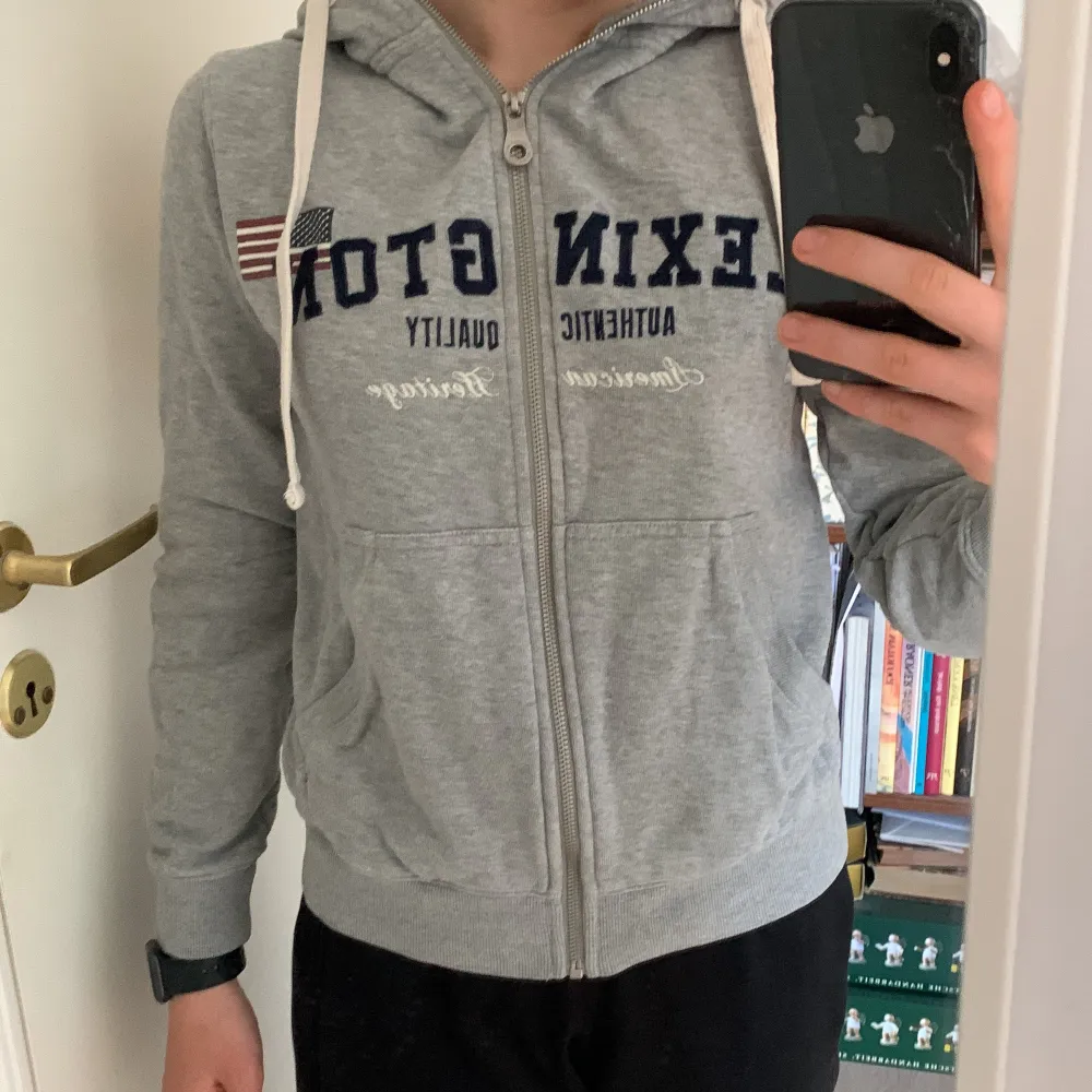 En grå zip-hoodie med luva från märket Lexington i storlek xs. Väldigt sparsamt använd. Äkta och köpt från deras egna affär. Sitter som en xs. Säljes då den inte används. Kan mötas upp i Skåne eller frakta men då står köparen för frakten. Nytvättad med parfymfritt tvättmedel i ett rök-och djurfritt hem.. Hoodies.