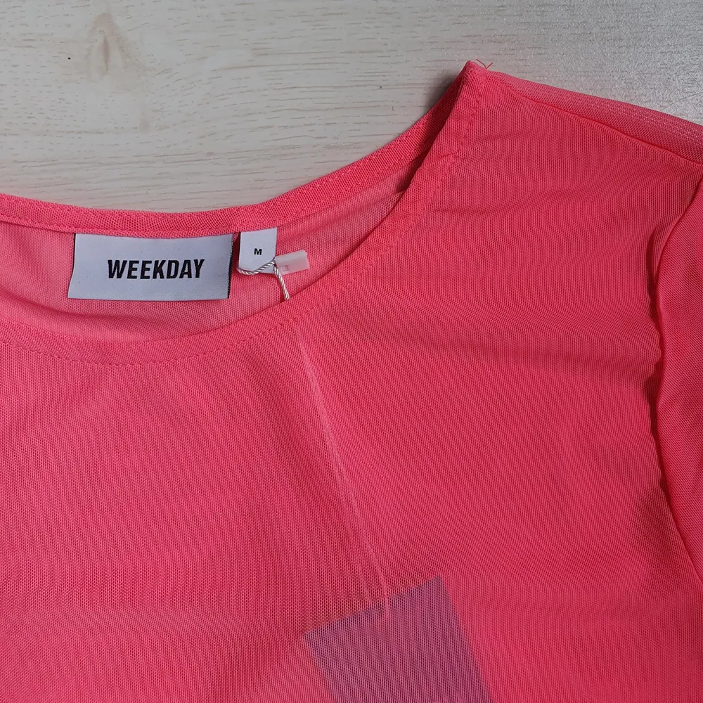 En neonrosa tröja i meshtyg💕 Kommer ifrån Weekday, köpt på sellpy men aldrig använd av mig.. Toppar.