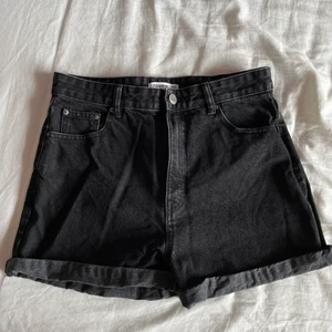 Jeansshorts  - Ett par svarta jeansshorts från PULL&BEAR, i jättebra skick och knappt använda. 