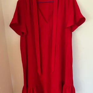 Röd klänning Zara M - Fin röd klänning med volanger och knyt fram. Storlek M 