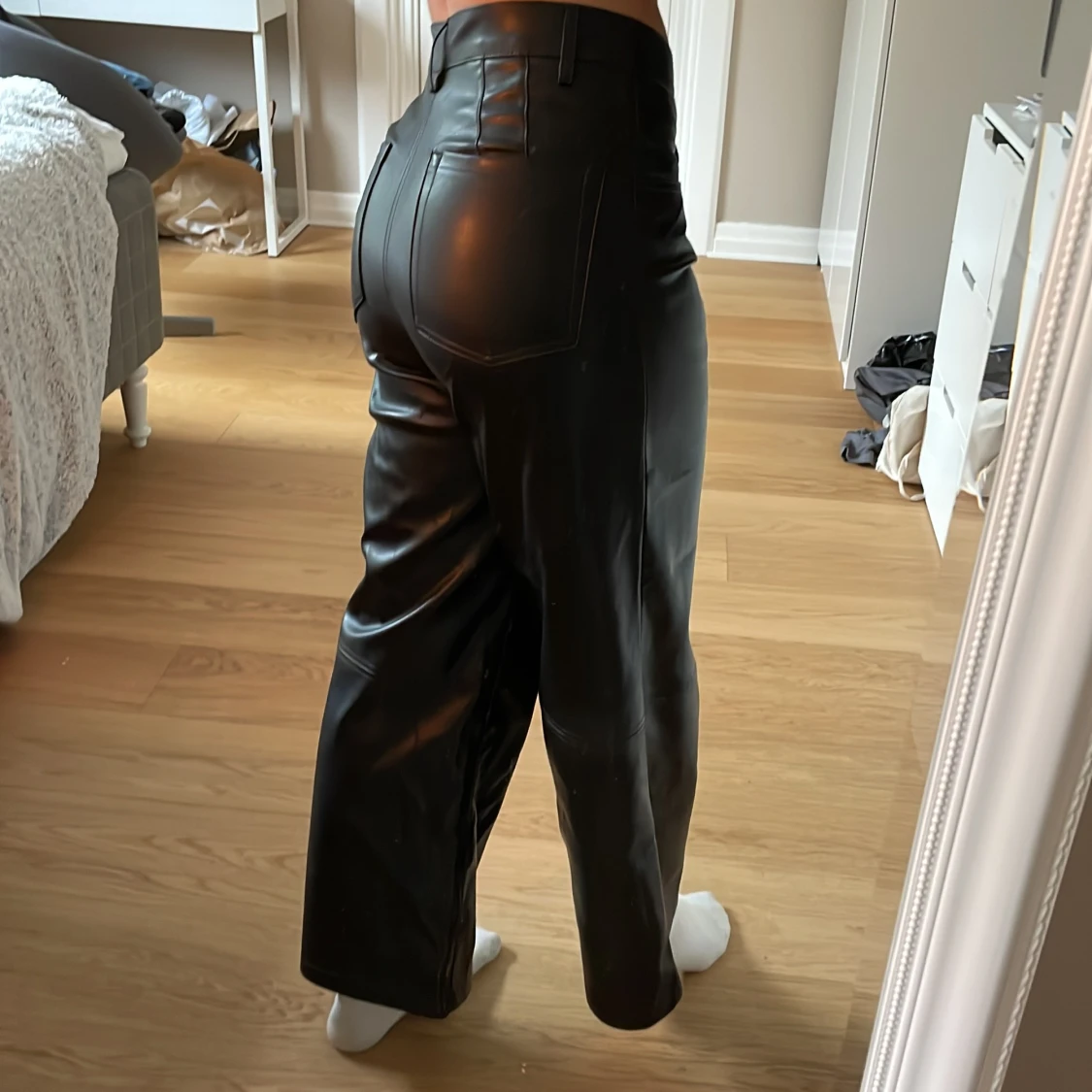 Wide leg fit byxor efterliknade läder - 90