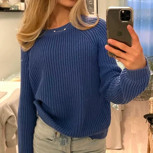 stickad tröja Hm - säljer min fina blåa stickade från Hm. Fint skick, inte använd mycket alls💕 Första bilden visar färgen bäst! Så snyggt till våren & sommaren och till typ en vit kjol eller linnebyxor✨💖