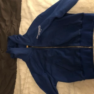 Zip up hoodie  - Köpt från litet streetwear märke från England den är i bra skick utan defekter 