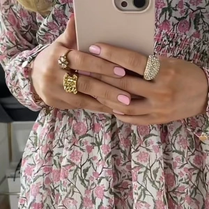 Jättevacker ring  - En jättevacker och trendig ring liknande den på bilden💗 köpte flera storlekar då jag inte visste vilken som passade så jag säljer en 17 och en 18💗OBS en 17 finns bara kvar nu!