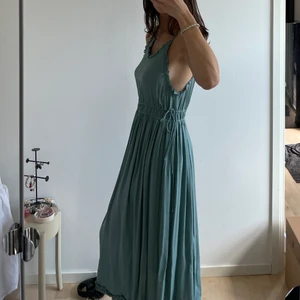 Klänning Scotch & Soda - Finaste klänningen från scotch and soda som tyvärr aldrig kommit till användning. Den går ner till smalbenen på mig som är 1.76. Gör lite ont att sälja den men den förtjänar att användas mer 😢💗 Kostade Ca 1600