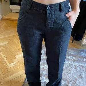 Svarta linnebyxor, lågmidjade, 34-36 - Så snygga svarta byxor i 100% linne, med fickor i sidan och bak! Låg midja, och rak passform. Märkta 44, men skulle säga XS-S eller 34-36 i tjejstorlek. Litet nötta bak i hälen, men jag har dom uppvikta som är 160. 😊