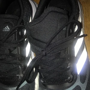 Adidas skor - Helt nya, bekväma men fel strl, box medföljer 